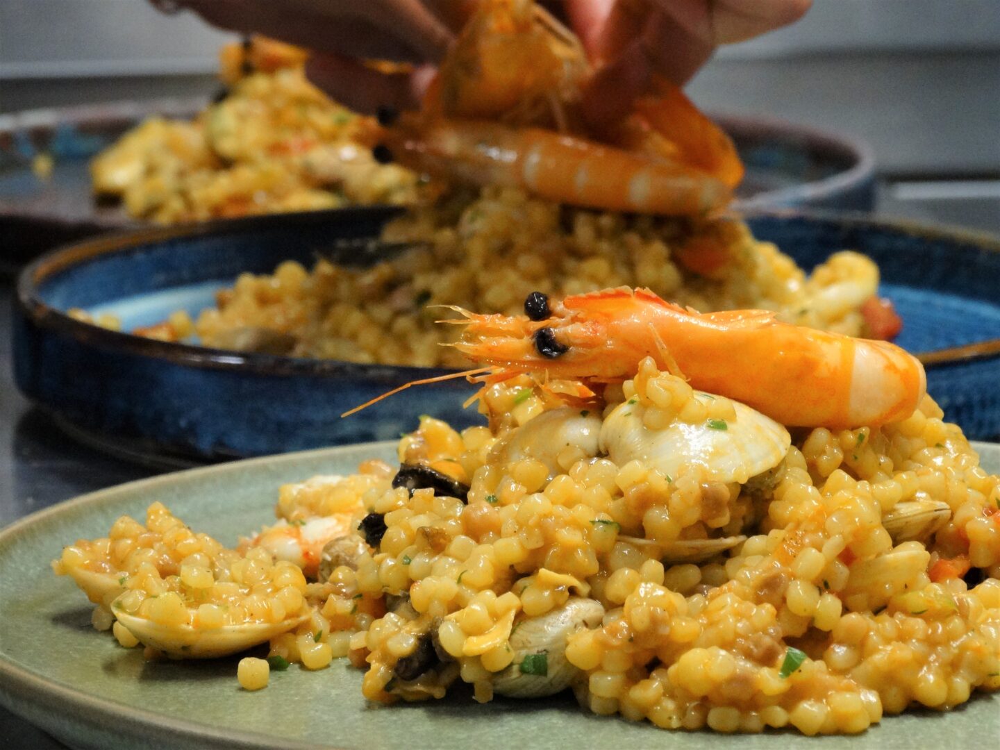 Fregola con frutti di mare: gamberone, vongole e cozze (menù sardo del 24.08.2023, presso il ristorante Firenze a Lugano).