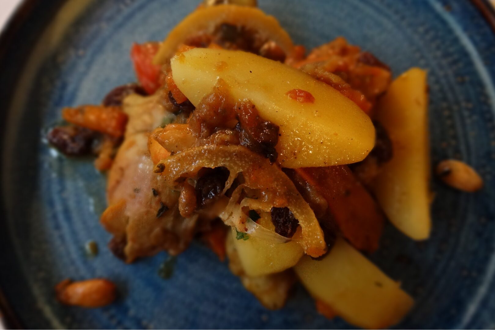 Tajine al pollo con patate, cipolle, limone e verdure, in una versione leggera e moderna (ristorante Firenze Lugano).