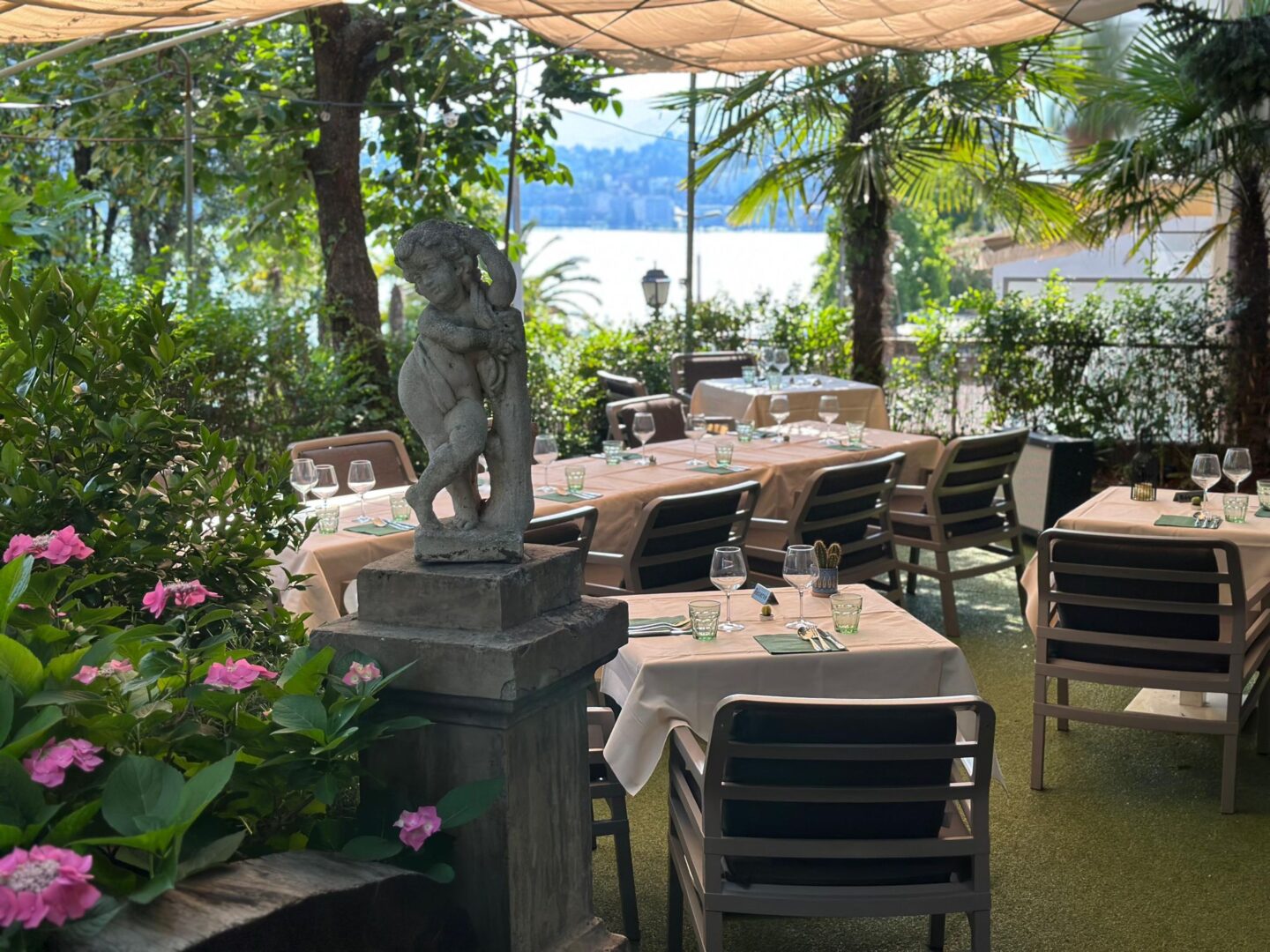 Terrazza del ristorante Firenze Lugano, con tavoli apparecchiati e vista sul lago Ceresio.